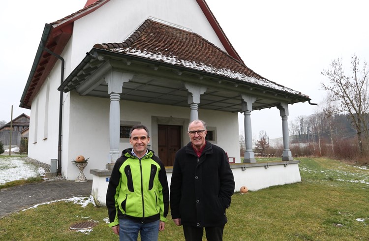 Kirchenratspräsident Josef Muff (links) und Alfred Baumann vor der Kapelle. (Foto Geri Wyss)
